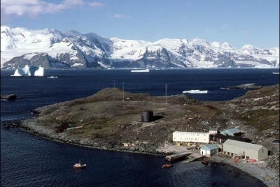Rockbond Fastrock Super Accelerated Concrete (RB FRSAC) placed by the British Antarctic Survey to repair the concrete slipway ramp at the tidal zone on Signy Island, Antarctica, at ambient temperatures of 5°C and below.